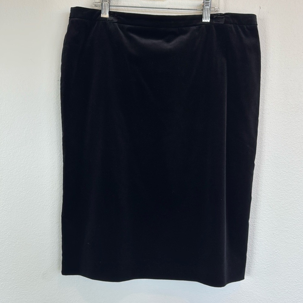 Bloomingdale’s Black Velvet Pencil Skirt 12 petite NWOT